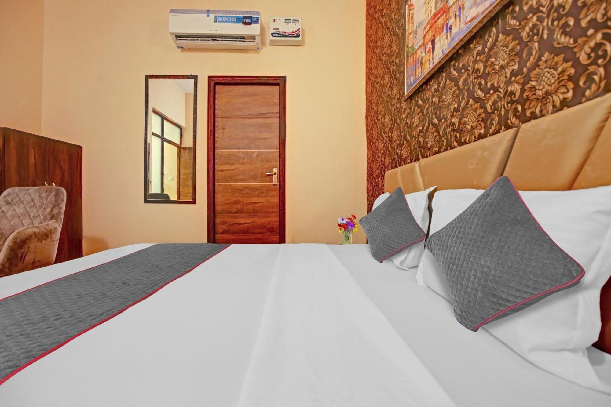 Townhouse Sky Hotel Ludhiana Bagian luar foto