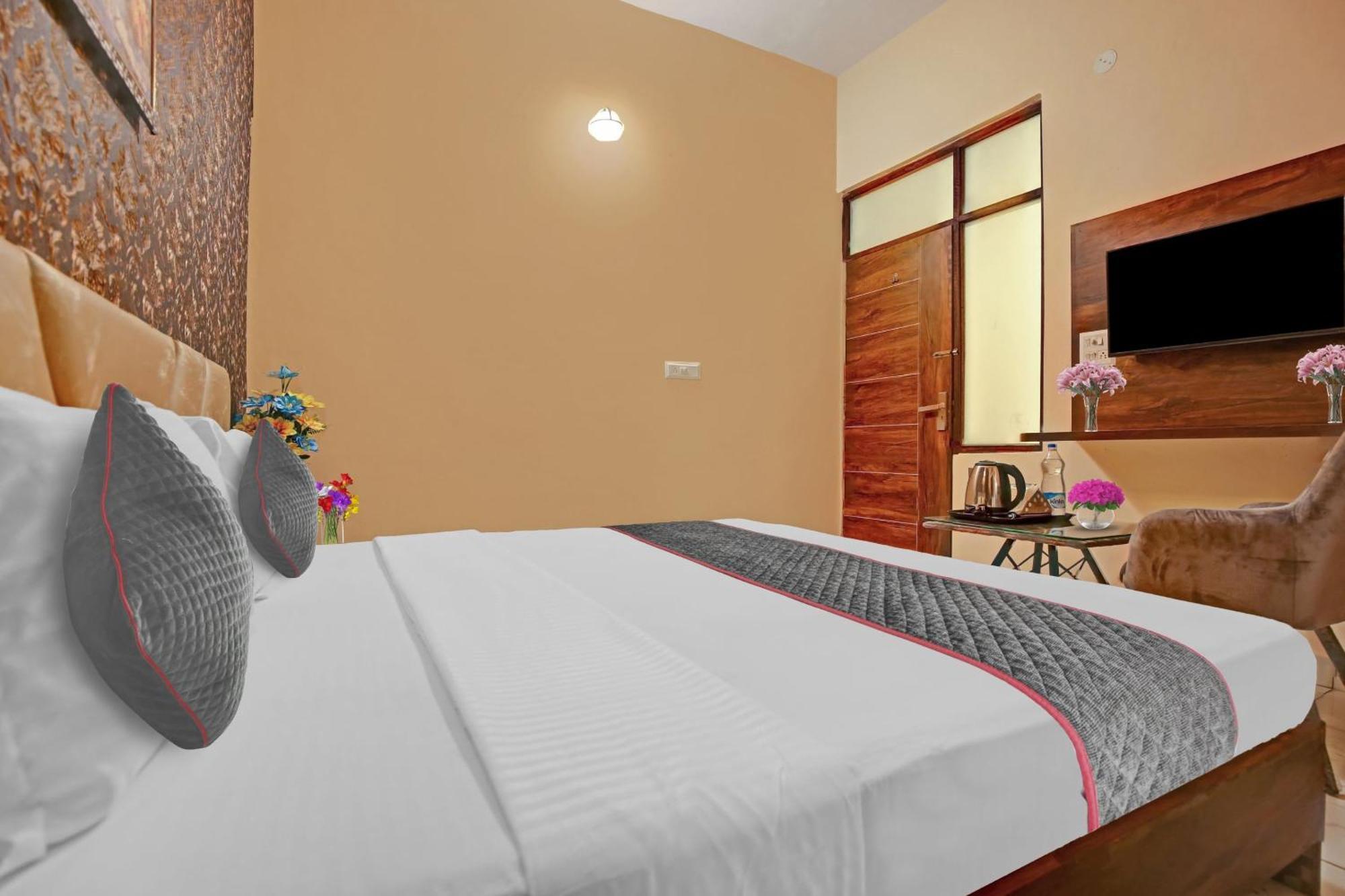 Townhouse Sky Hotel Ludhiana Bagian luar foto