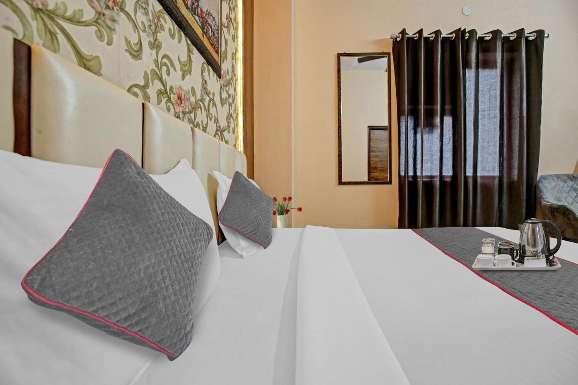 Townhouse Sky Hotel Ludhiana Bagian luar foto
