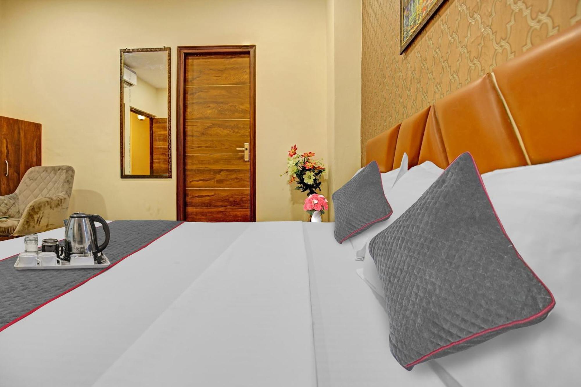Townhouse Sky Hotel Ludhiana Bagian luar foto