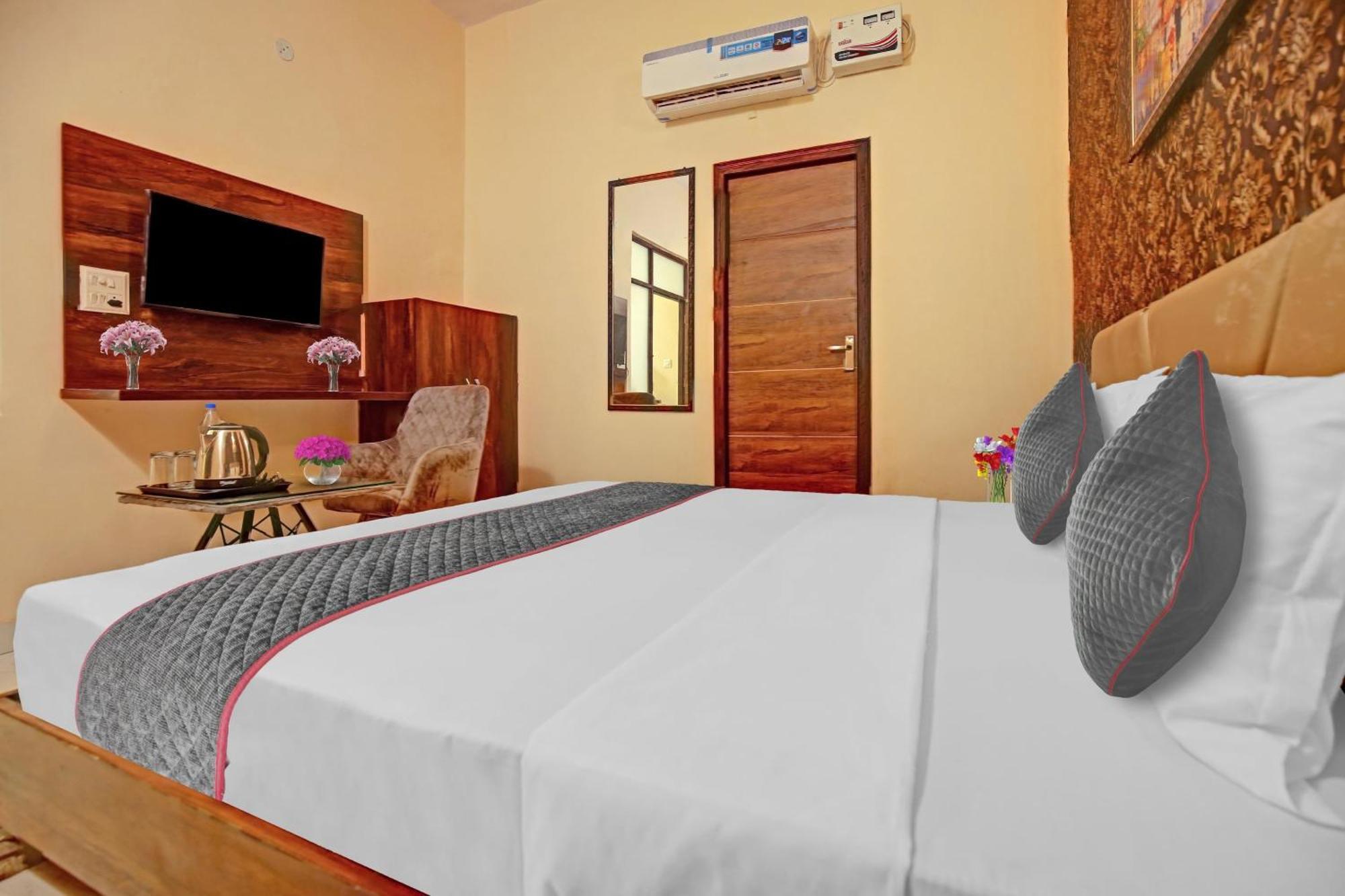 Townhouse Sky Hotel Ludhiana Bagian luar foto