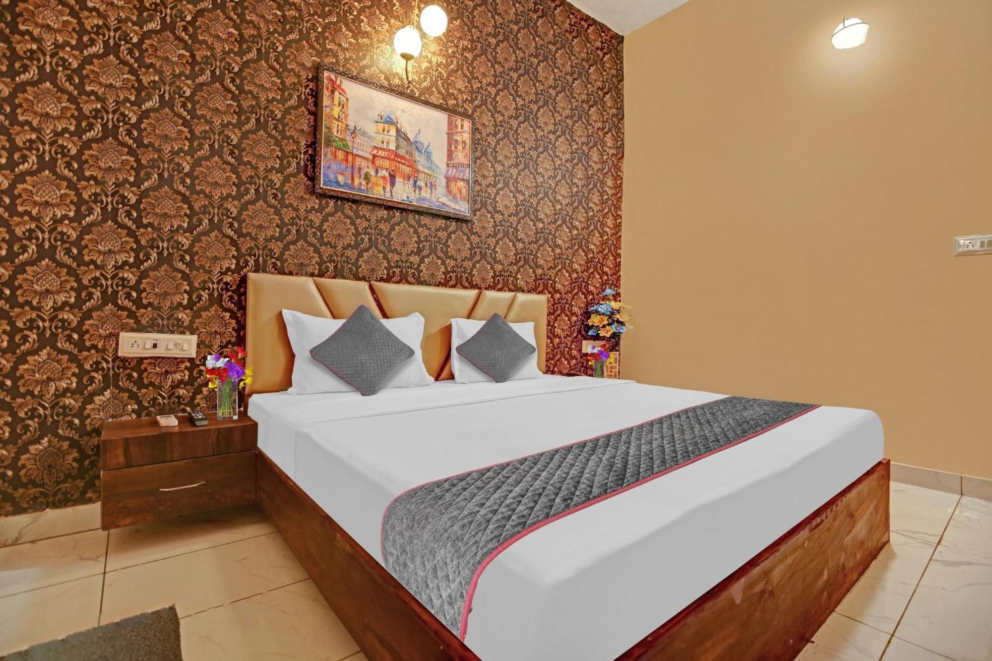Townhouse Sky Hotel Ludhiana Bagian luar foto