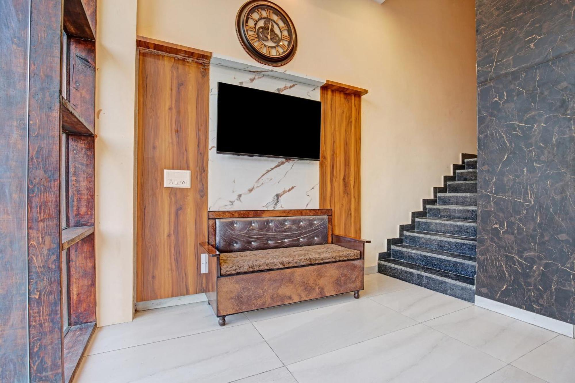 Townhouse Sky Hotel Ludhiana Bagian luar foto